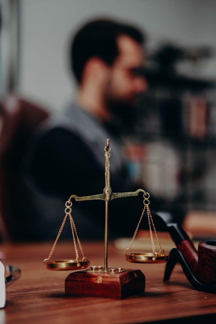 court scales and smoking pipe