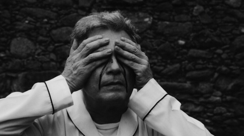 Cena do filme "A VOZ DA VIRGEM", de Pedro Almeida, destaque da Mostra Aurora