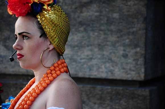 A homenageada do ano, a atriz Karine Teles, em cena do filme Riscado