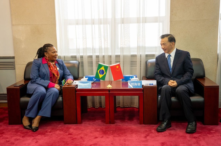 A Ministra da Cultura, Margareth Menezes, ao lado de Shen Haixiong, presidente do CMG, durante visita à China