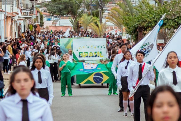 Prefeitura de Nazareno promove Desfile Cívico com a participação do 11º Batalhão de Infantaria de Montanha e da EPCAR