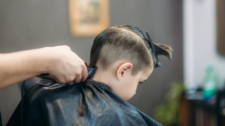 Projeto ‘Prefeitura no Bairro’ oferece corte de cabelo infantil gratuito em São João del-Rei